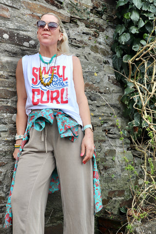 Swell and curl sleeveless tee